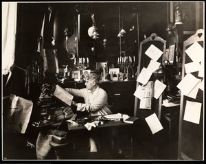 David Belasco nel suo studio, sfogliando un dizionario, 1909
